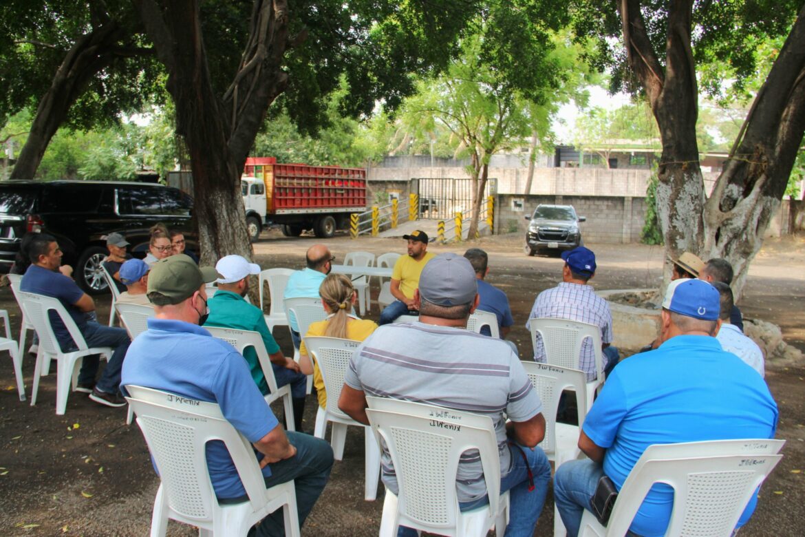 Alcalde electo de San Miguel Centro, Alex Torres se reúne con ganaderos