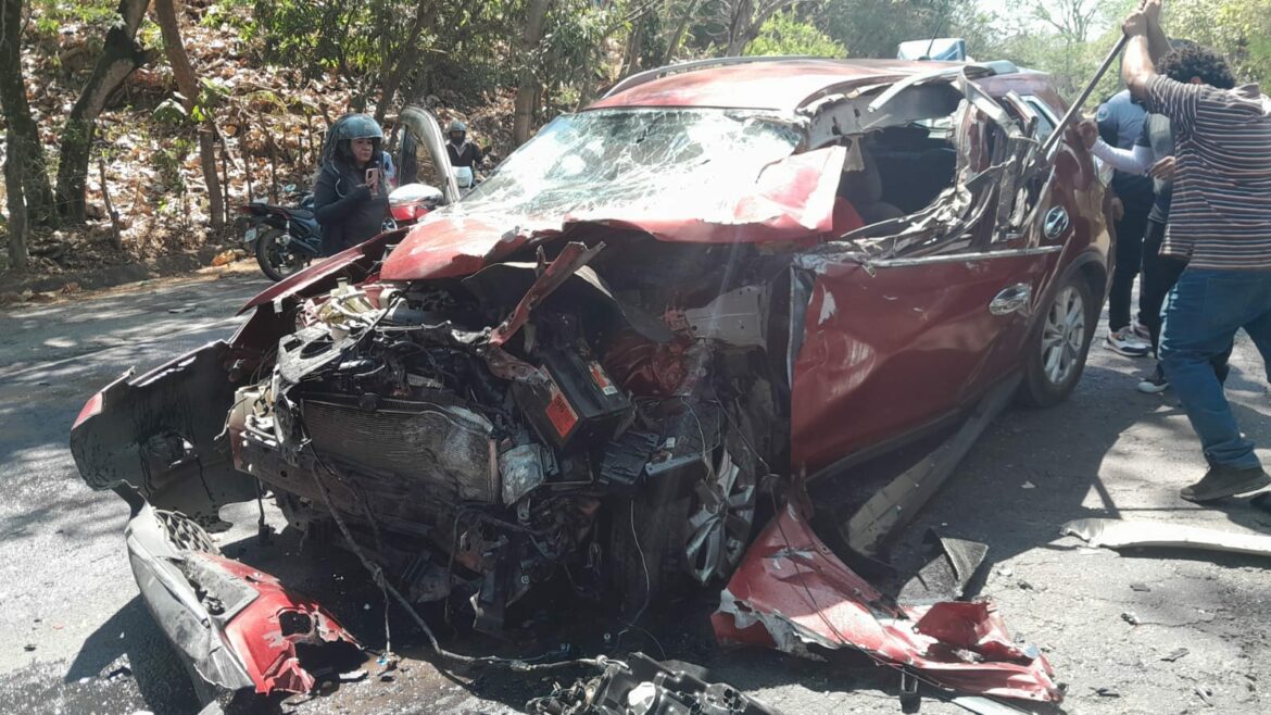 Fuerte colisión en Usulután deja a una persona atrapada