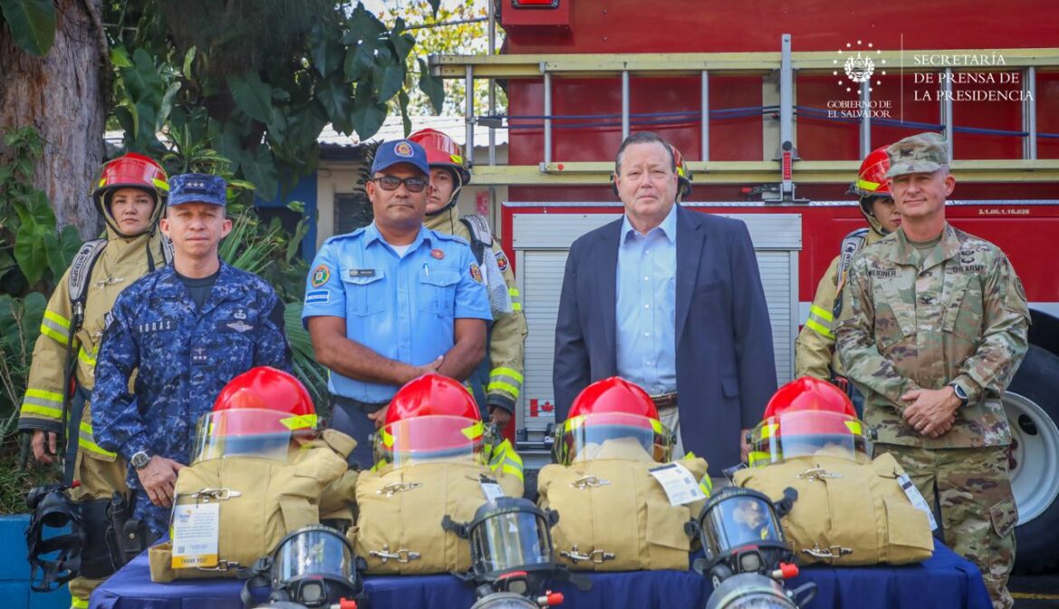 Bomberos reciben donativo de equipos profesionales, valorados en $2,140,088