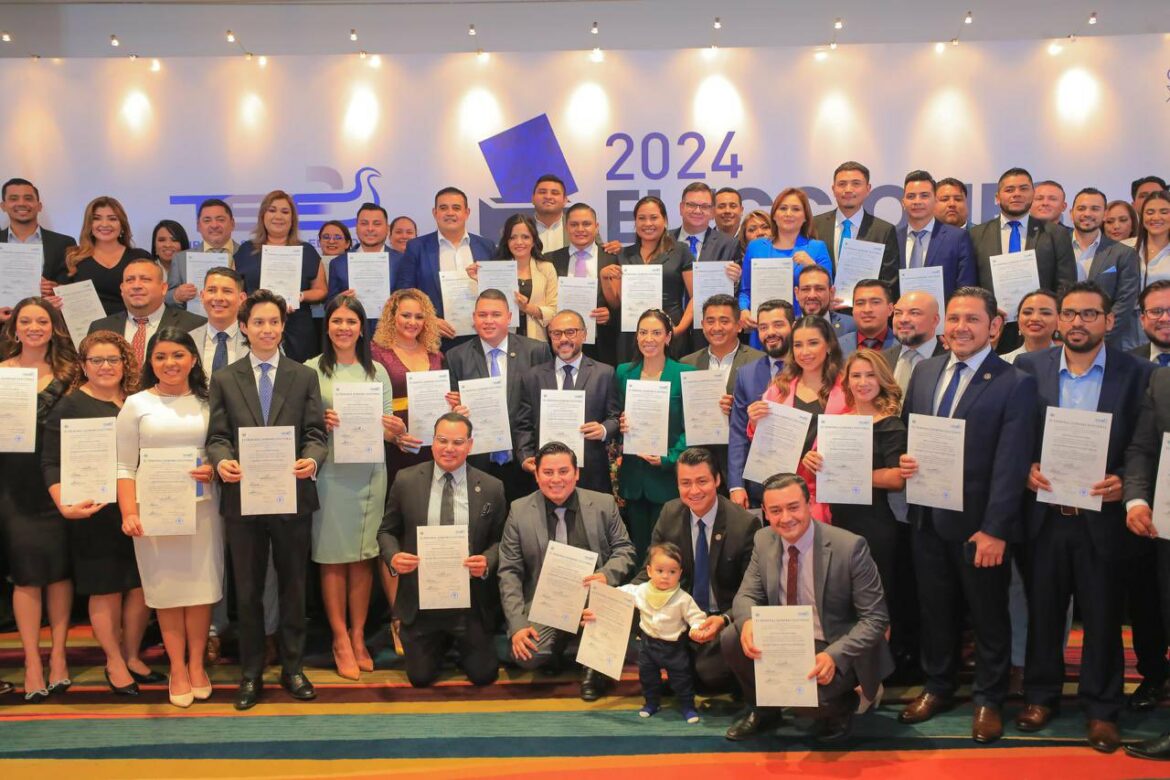 El TSE entrega credenciales a los diputados electos para el período 2024-2027 de la Asamblea Legislativa