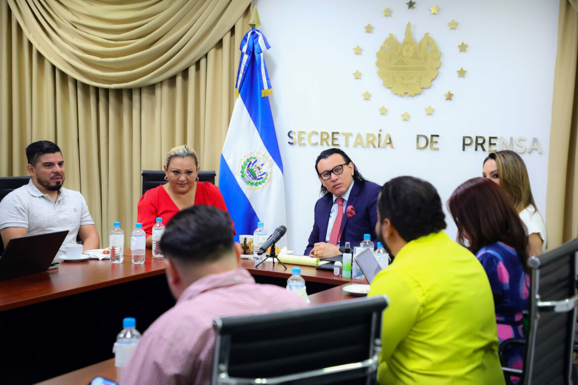 Alcaldesa electa en La Libertad Oeste se reúne con funcionarios del gobierno para gestionar ayuda