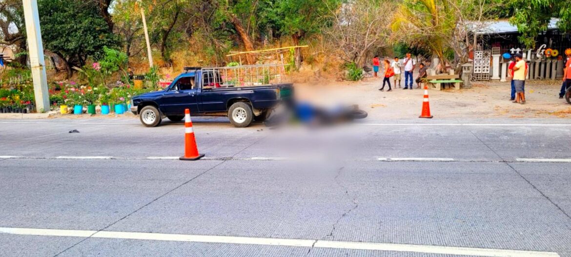 Motociclista fallecido al impactar con pickup parqueado en Comalapa