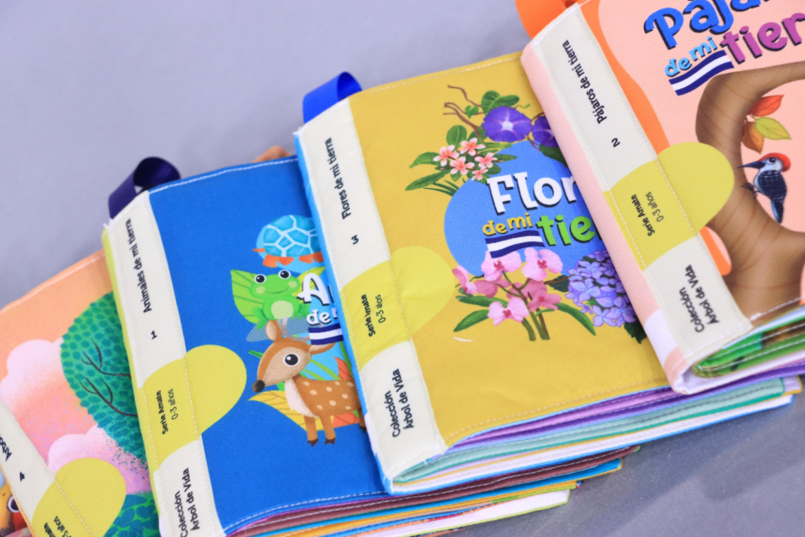 La colección de libros de Árbol de Vida del Despacho de la primera dama, Gabriela de Bukele, busca generar hábitos lectores desde temprana edad
