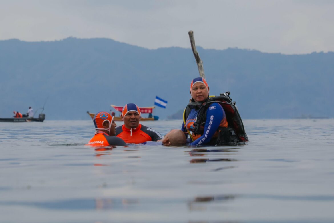 Unidad de Guardavidas de Protección Civil realiza simulacro de rescate acuático en el lago de Ilopango