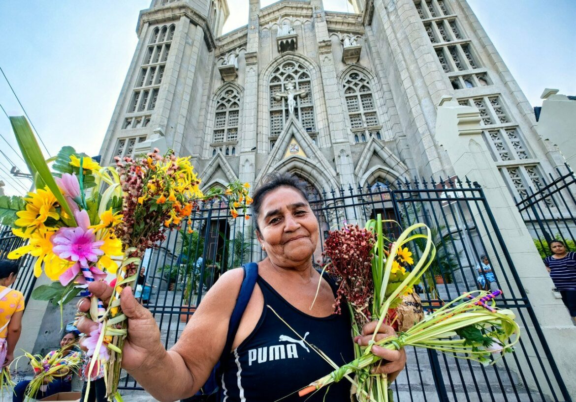 Salvadoreños ya viven el fervor religioso previo al Domingo de Ramos