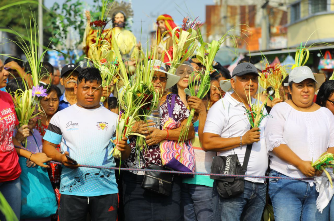 Fieles católicos participan en la procesión del Domingo de Ramos en El Salvador