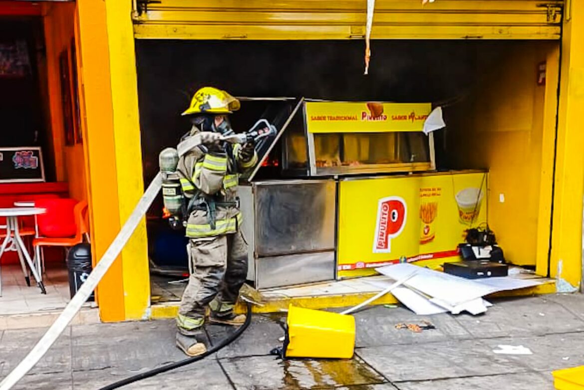 Tres lesionados en incendio de local de comida rápida en San Jacinto