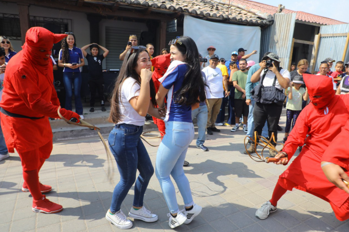 Talcigüines salieron a las calles para azotar a salvadoreños y extranjeros en Santa Ana