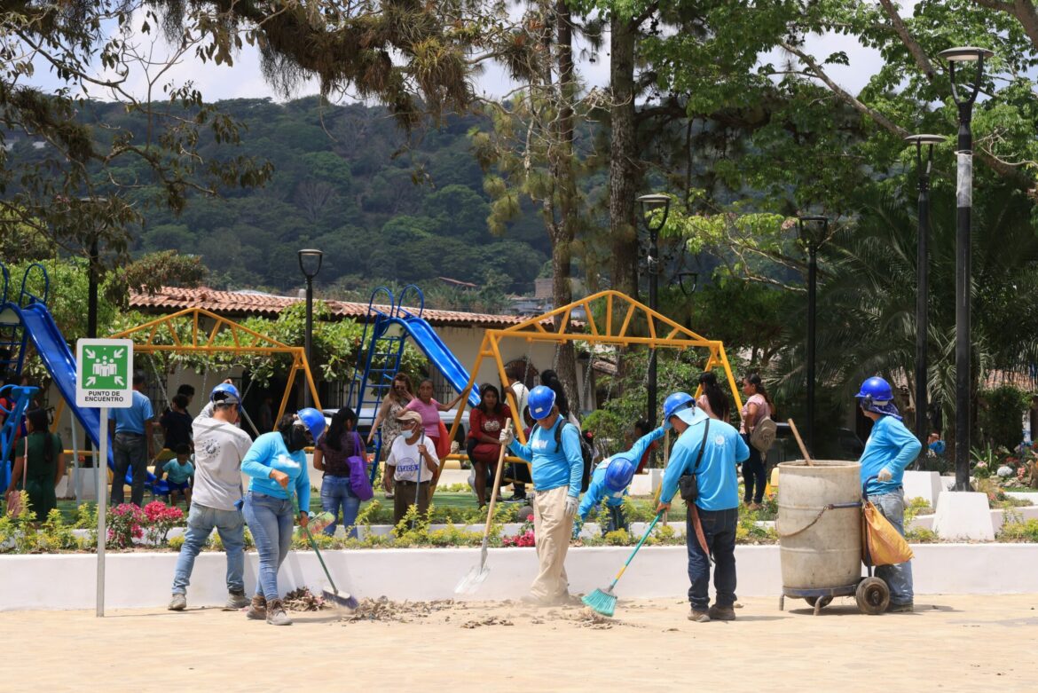 Ante falta de mantenimiento de la alcaldía en el Centro Histórico de Concepción de Ataco la DOM ejecuta jornada de limpieza en este lugar turístico