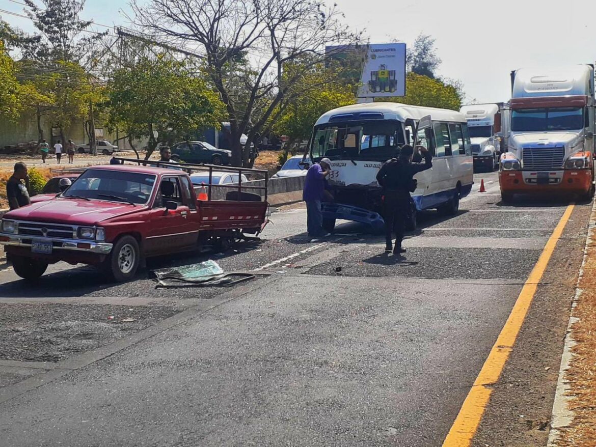 Varios lesionados en accidente de tránsito entre un microbús de la ruta 113 y un pick up en San Martín