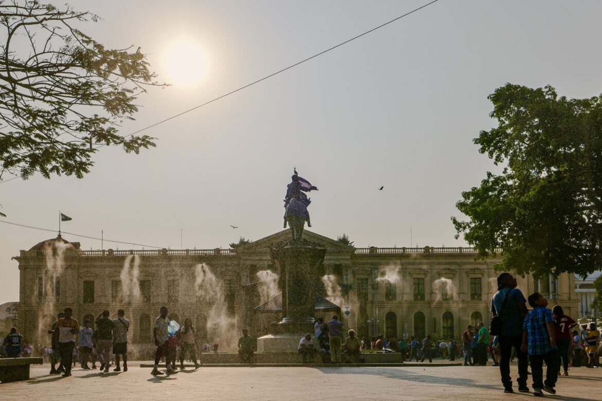 Alcalde Durán afirma que el CAM sancionará a quienes comentan “actos inmorales” en las plazas públicas