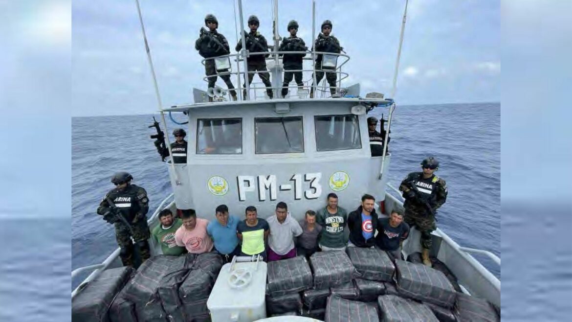 El Gobierno de Bukele incautó cocaína valuada en $37 millones, a más de 907 km de las costas salvadoreñas