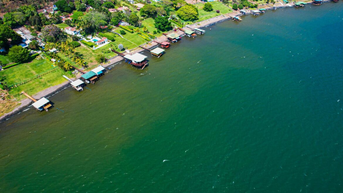 Persisten concentraciones notables de cianobacterias en el lago de Coatepeque
