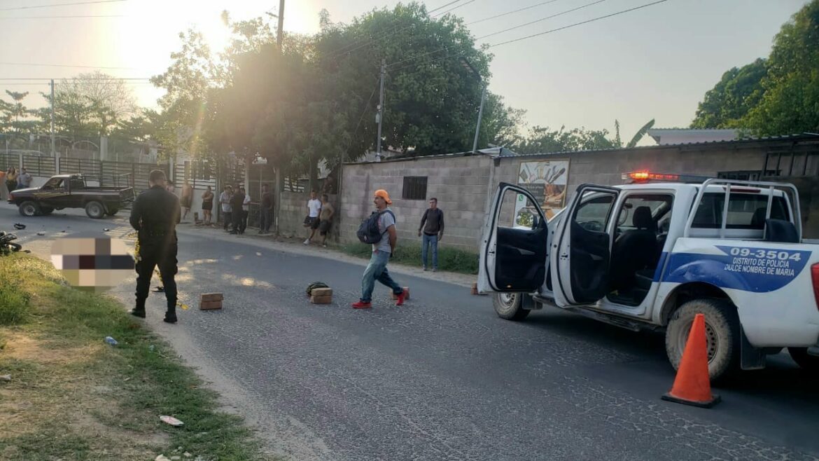 Motociclista falleció al colisionar con un pick up en Chalatenango