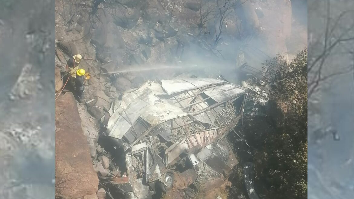 Día oscuro en Sudáfrica: 45 personas murieron en el autobús en que viajaban tras caer de un puente
