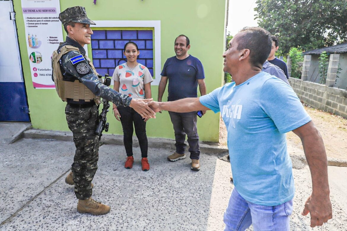 Salvadoreños agradecen a los soldados por el trabajo ejecutado en el cerco de seguridad en Chalatenango Sur