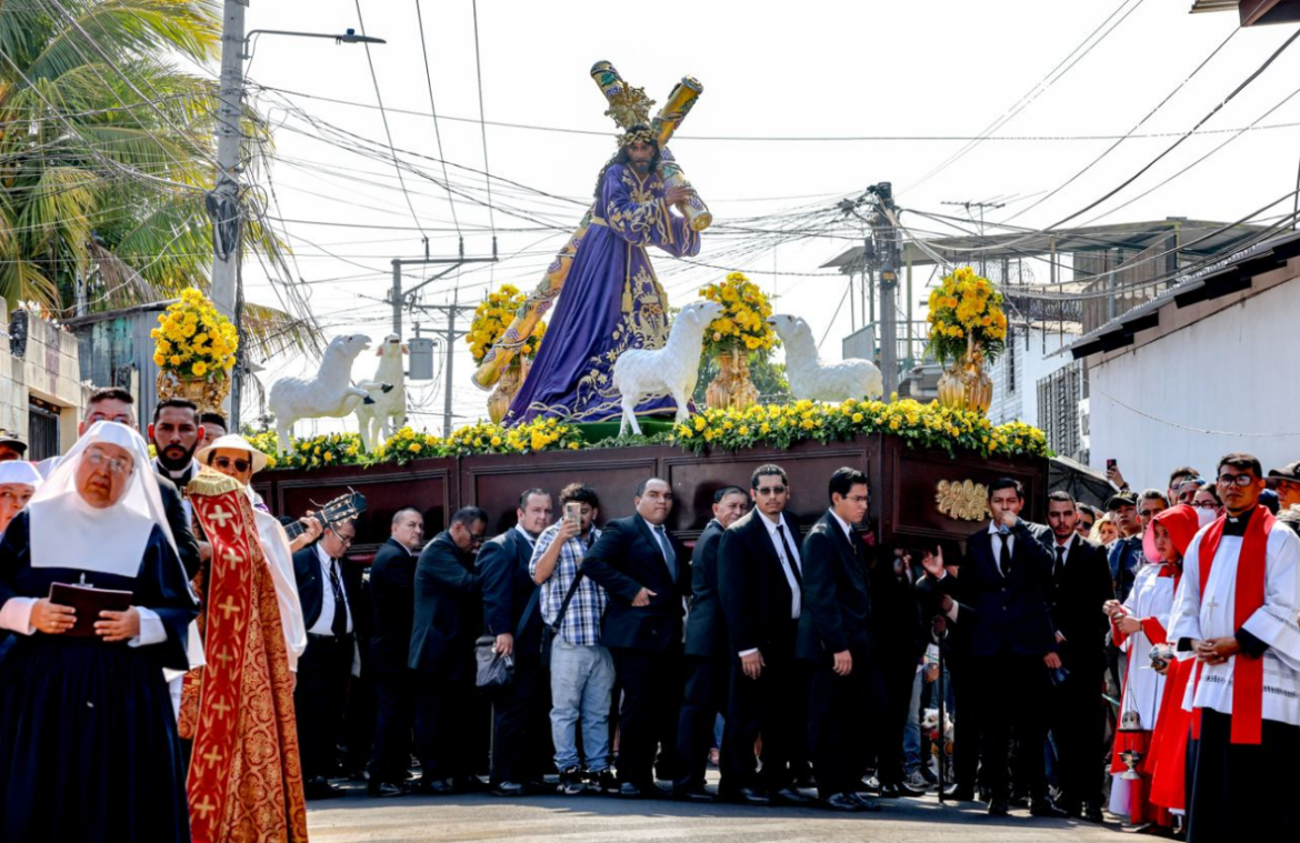 Feligresía salvadoreña viven con devoción el viacrucis