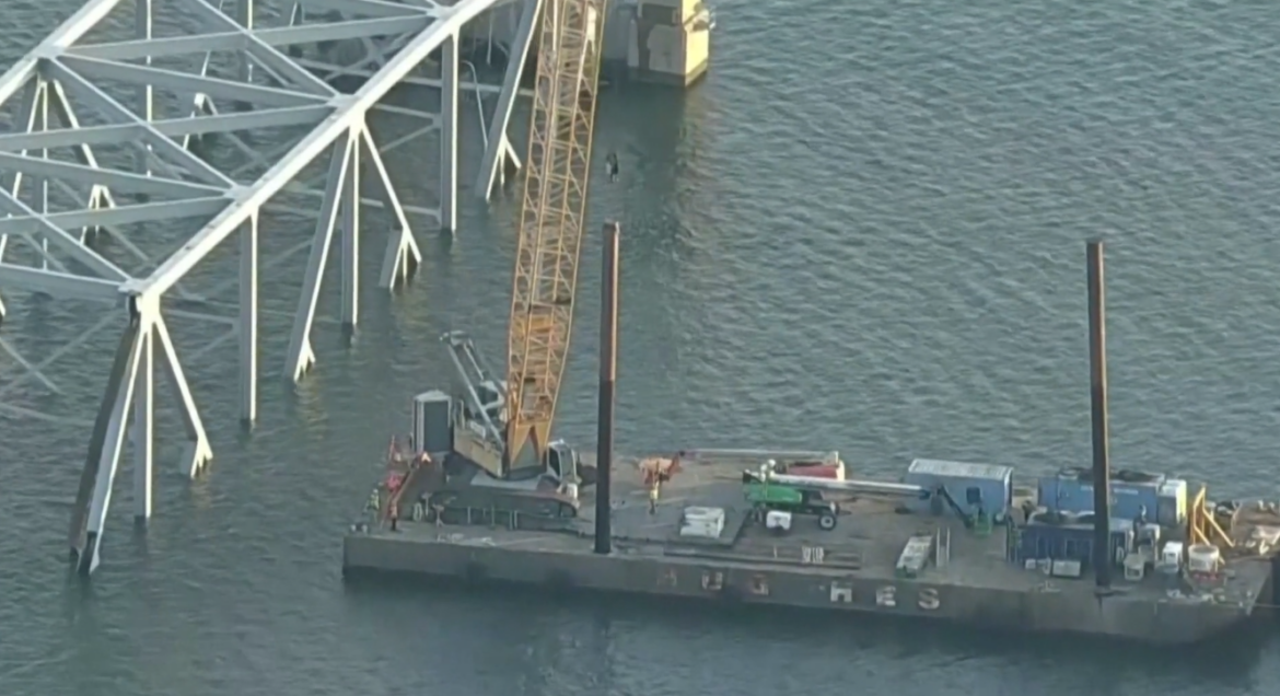 Llegó la primera grúa para retirar los restos del puente de Baltimore y facilitar el rescate de los cuerpos