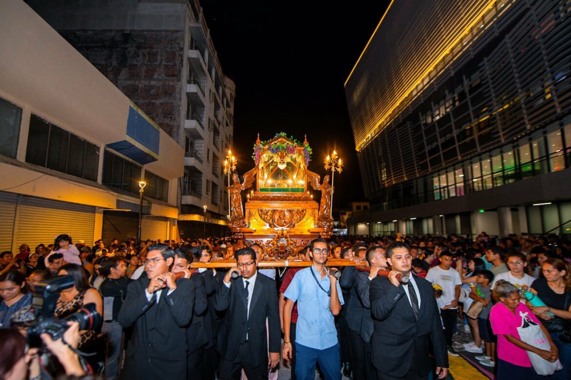 Salvadoreños participan con mucho fervor en la procesión del Santo Entierro