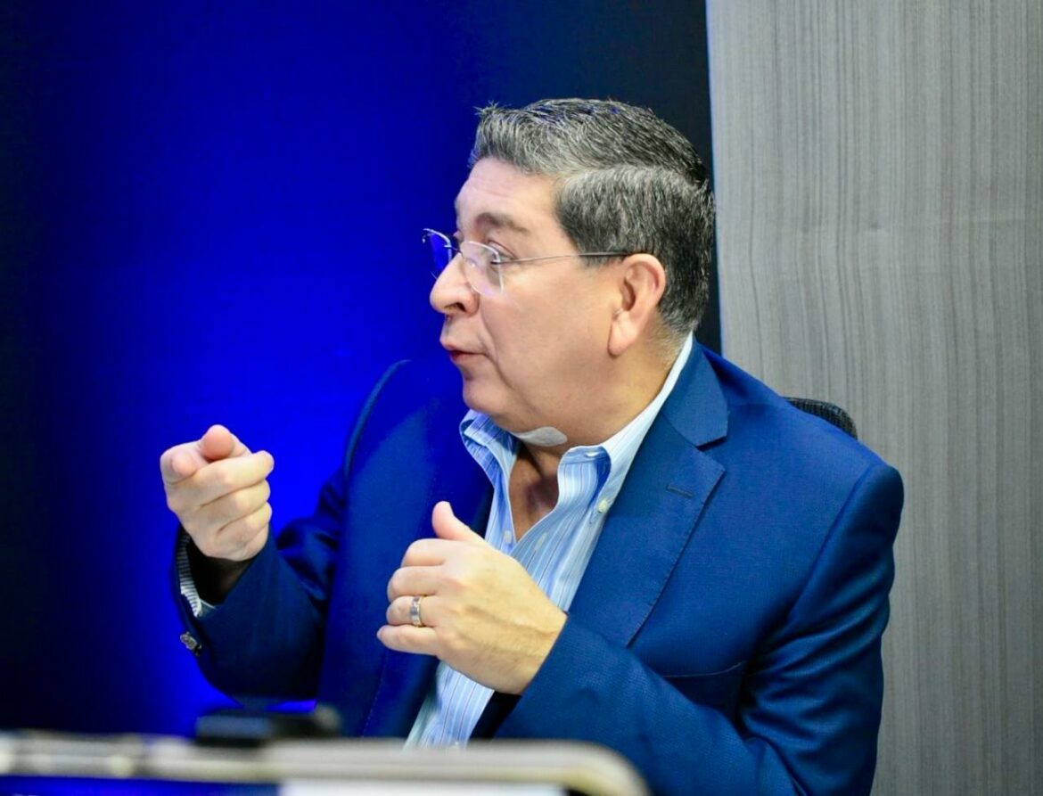 W. Araujo: «es urgente que el país rompa, después de 40 años, el candado contrainsurgente que tiene la Constitución d’Aubuissoniana»