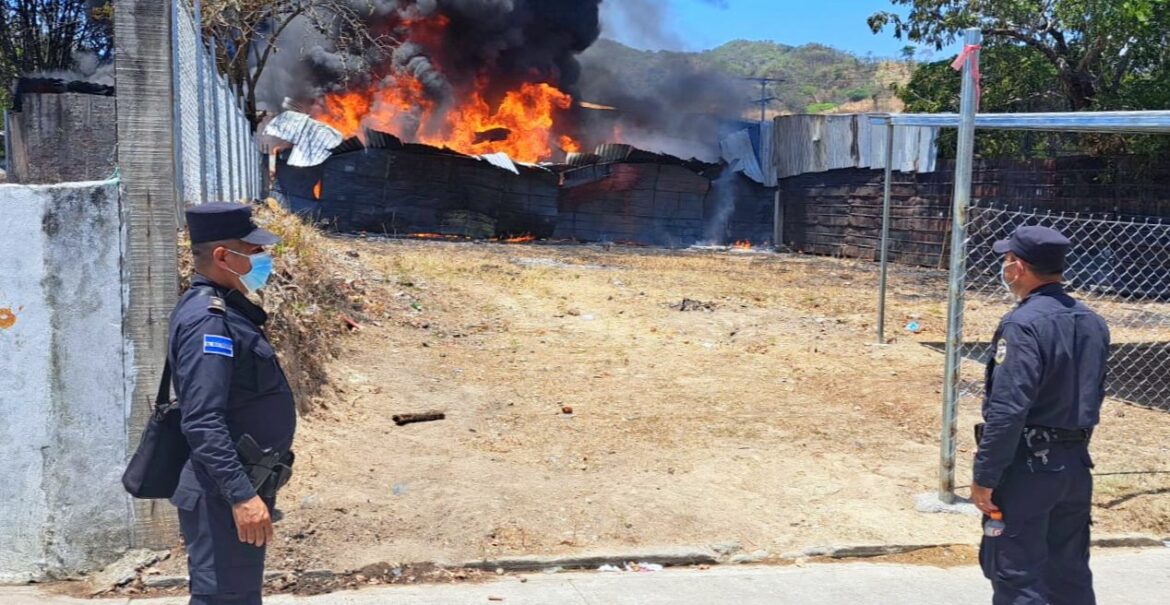 Fuerte incendio en una fábrica de plástico en Tejutla, Chalatenango