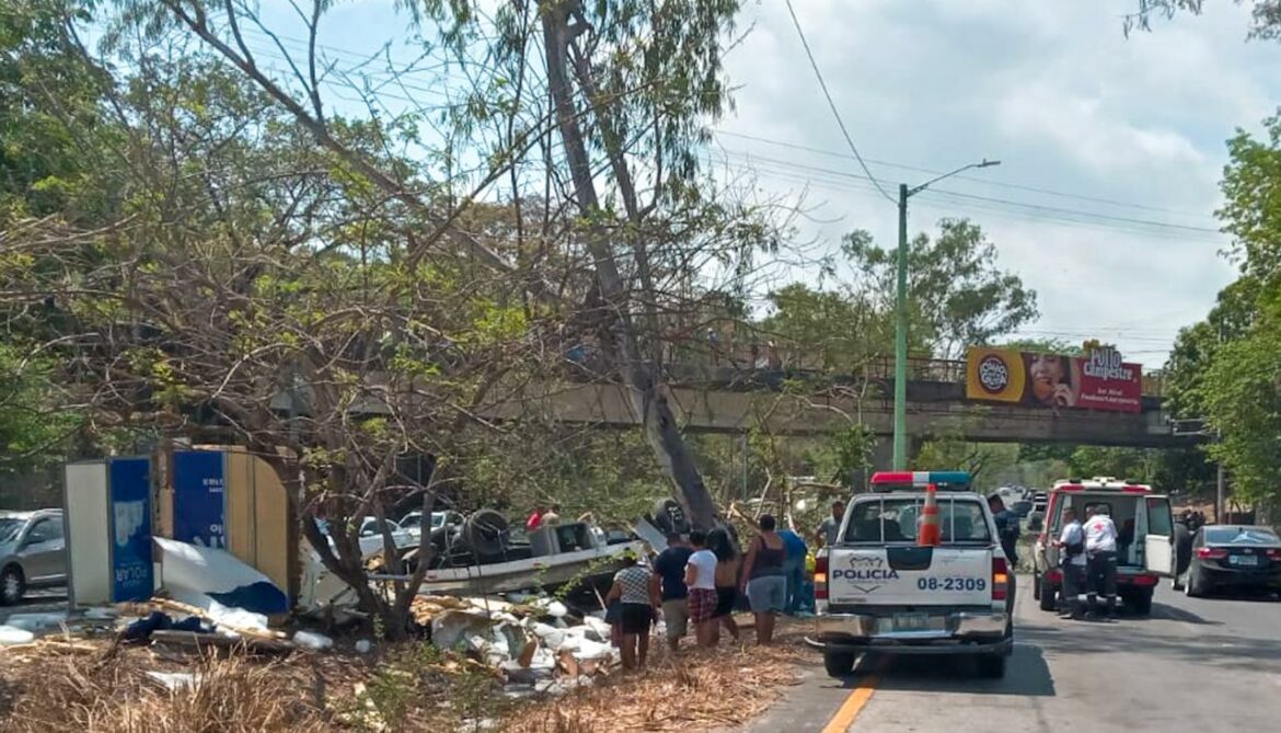 Un camión volcó en la carretera a Comalapa