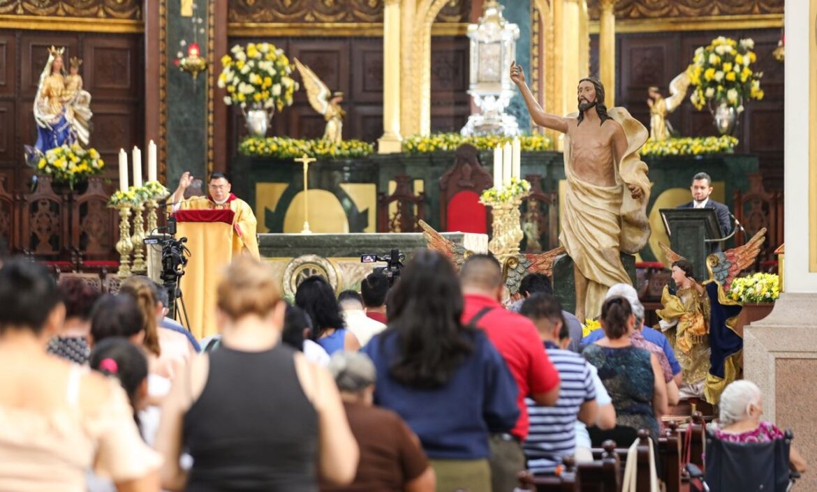 Feligreses salvadoreños participaron en la misa de Resurrección en Catedral Metropolitana