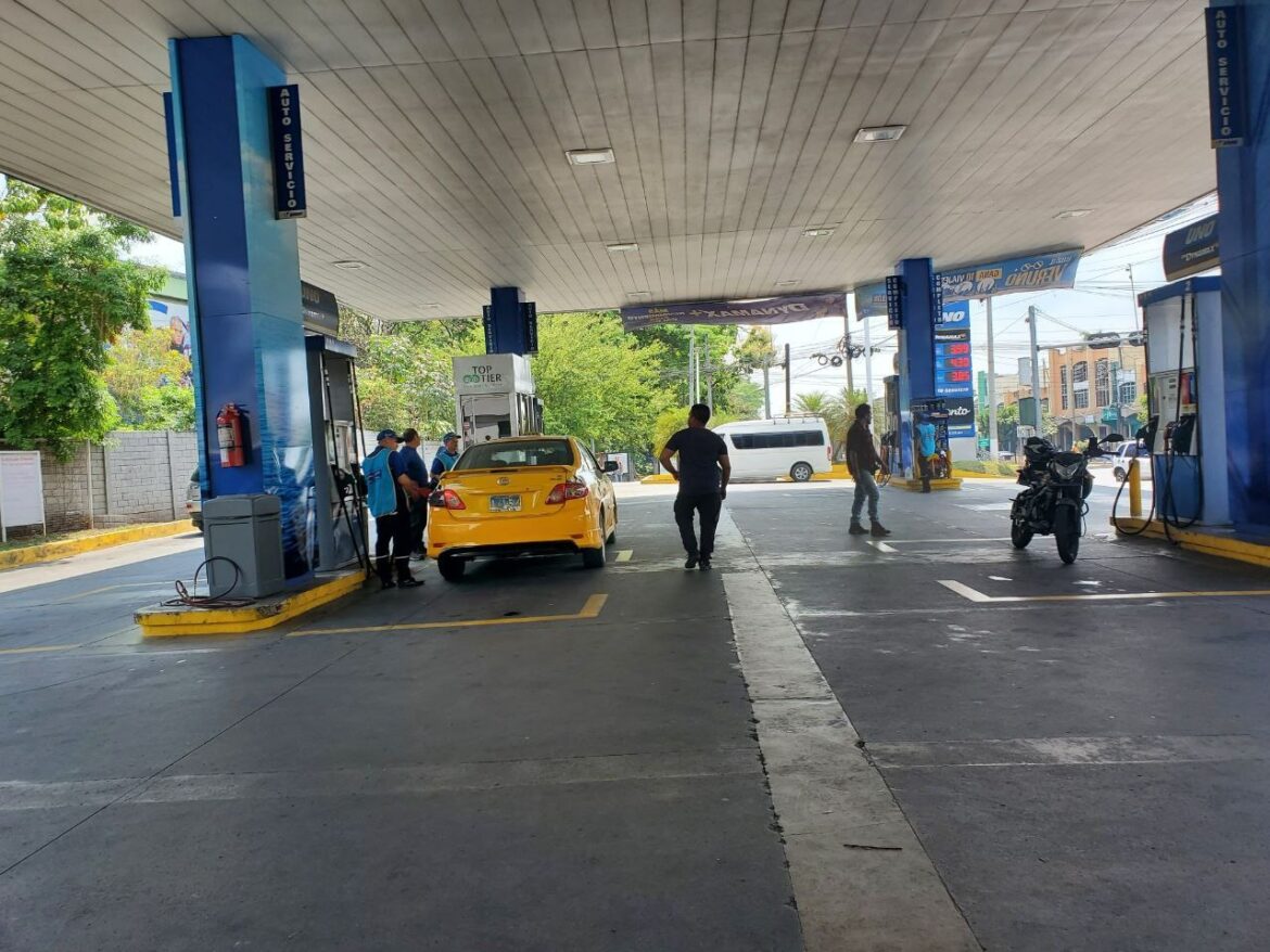 Salvadoreños resienten incremento en el precio del galón de gasolina