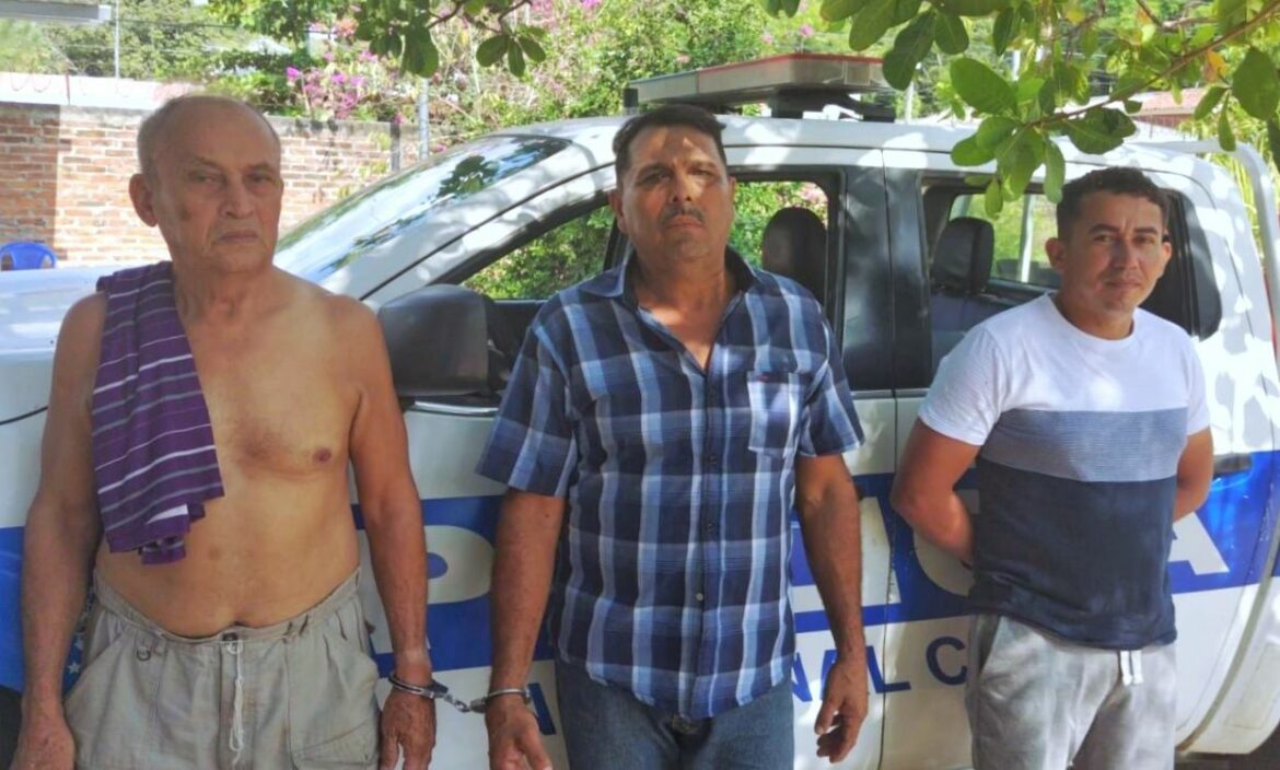 Capturan a tres hombres que guardaban droga y armas de fuego a la pandilla MS13 en Nueva Concepción, Chalatenango