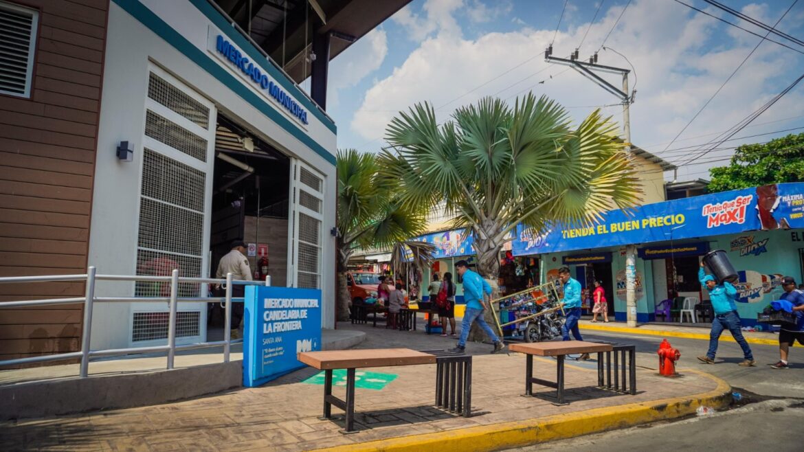 La DOM entrega nuevo mercado a vendedores de Candelaria de La Frontera en Santa Ana Oeste