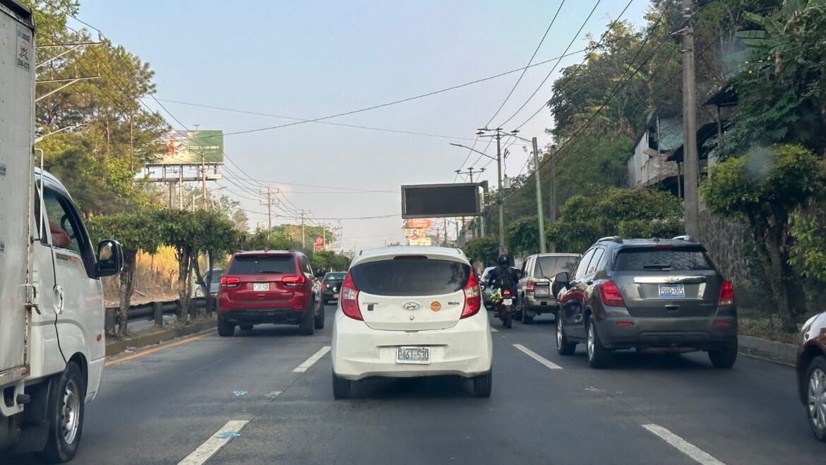 Tráfico complicado en varias calles principales de la capital salvadoreña