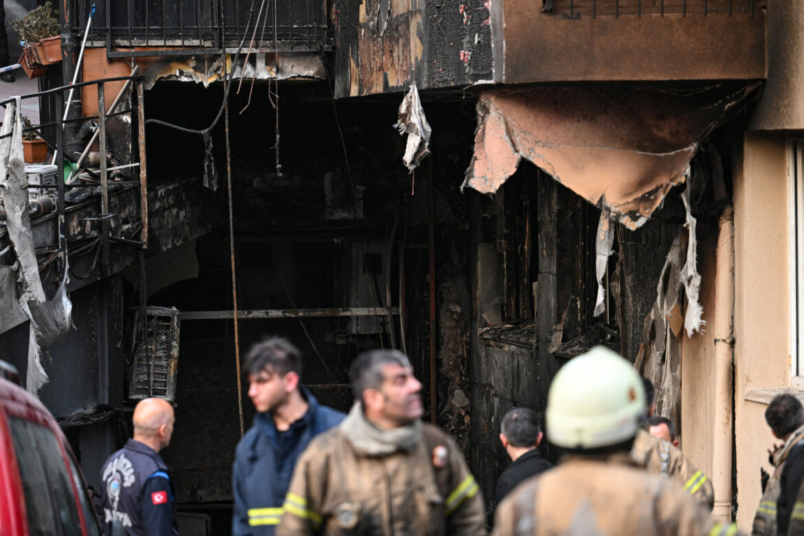 Decenas de muertos y varios heridos tras incendiarse un edificio en Estambul