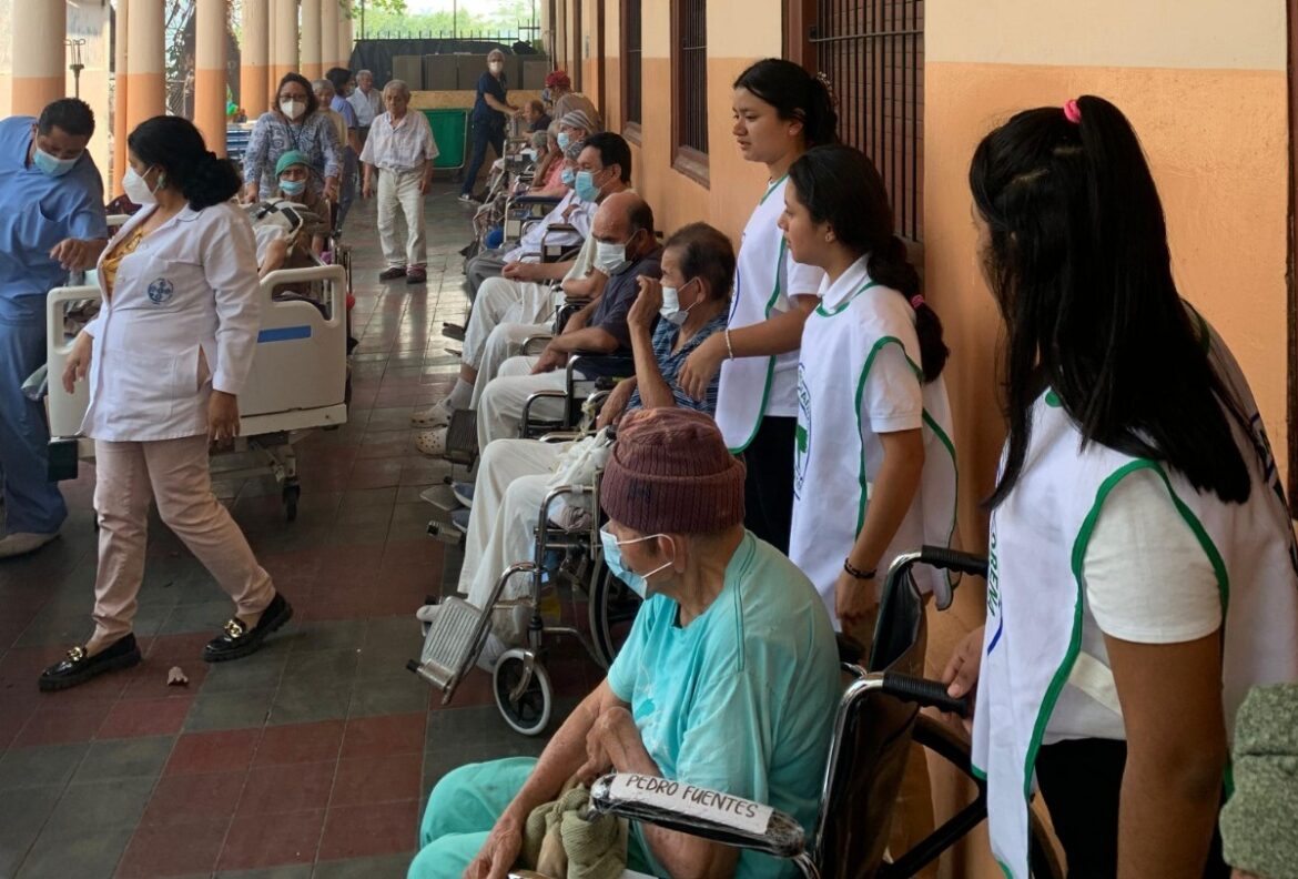 Evacuan adultos mayores por incendio en el Centro de Atención a Ancianos Sara Zaldívar