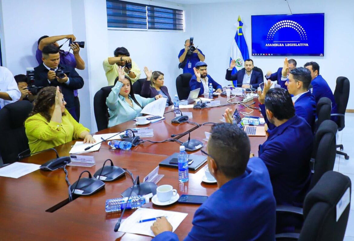 Comisión avala informe del Ministerio de Hacienda sobre la ejecución del presupuesto de la nación del 2023