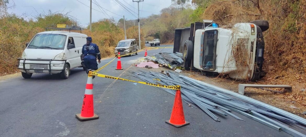 El conductor de un camión falleció tras volcar sobre la carretera hacia San Vicente