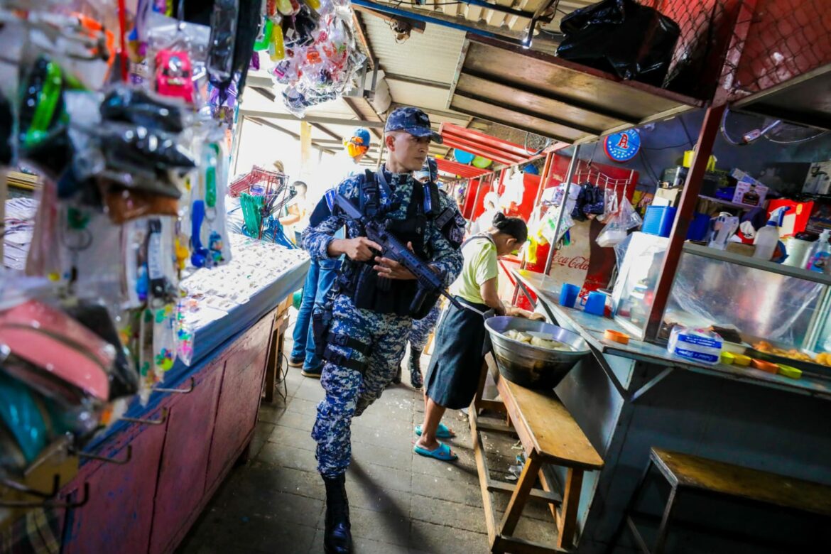 PNC ejecuta operativo en el Mercado Central, San Salvador y sus alrededores