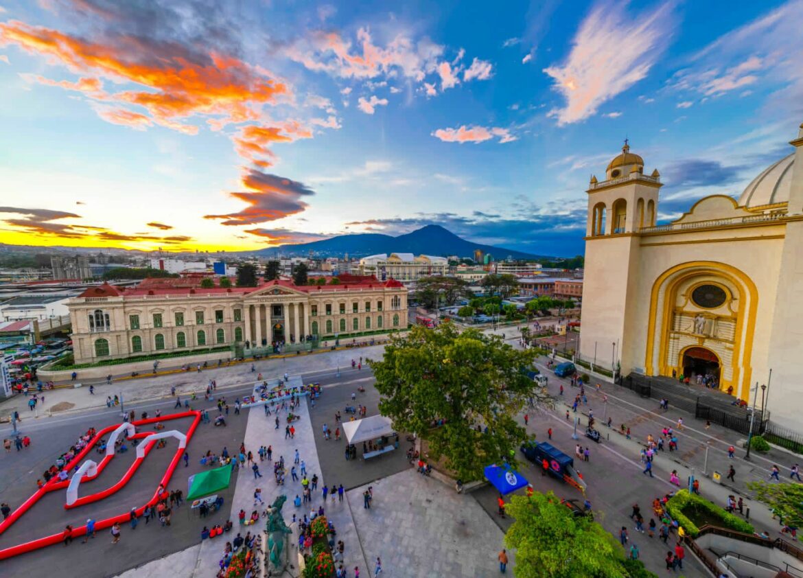 El Centro Histórico de San Salvador uno de los sitios más visitados por turistas