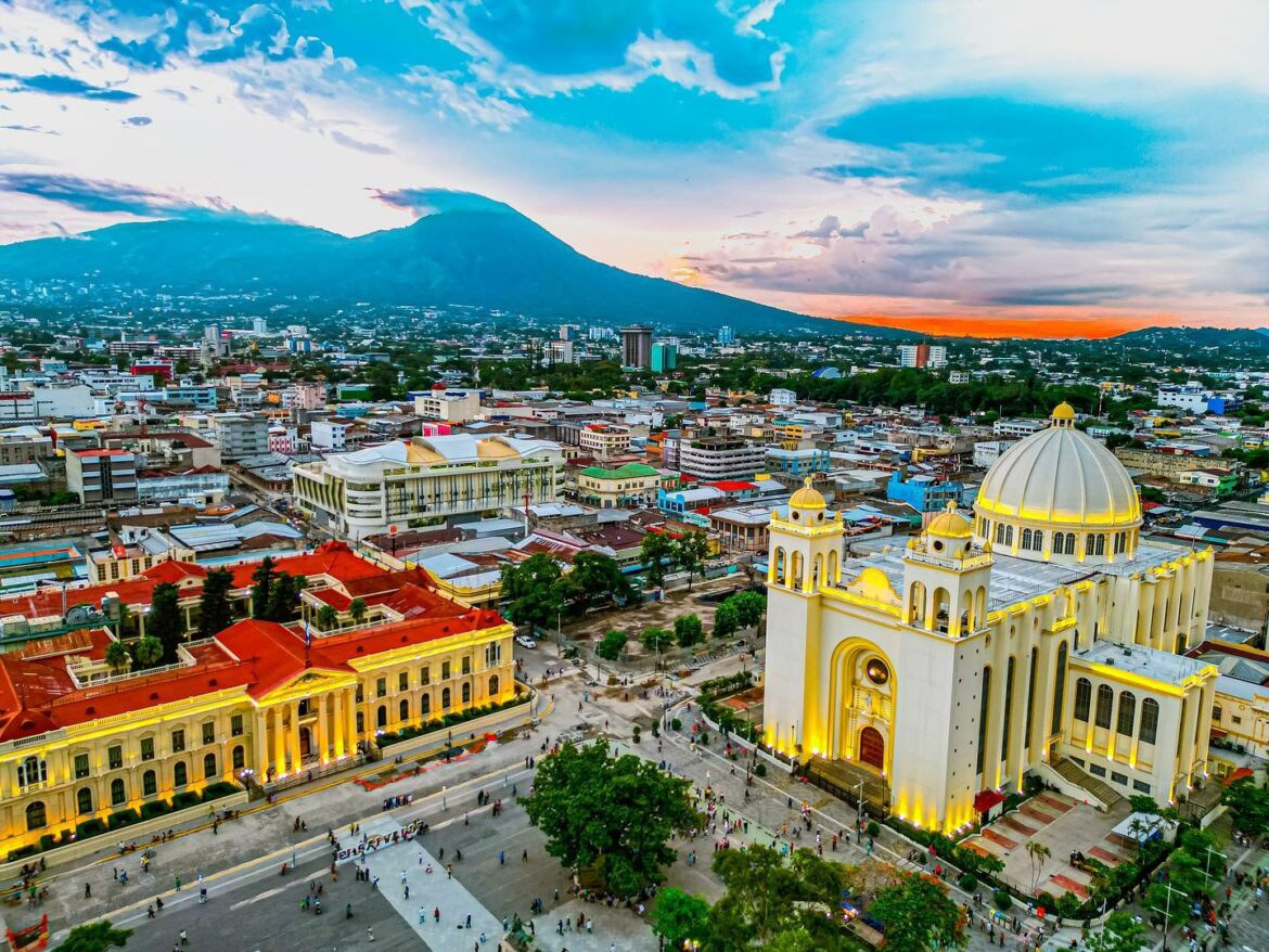 FMI sigue las negociaciones con El Salvador y califica como “robusto” su crecimiento económico