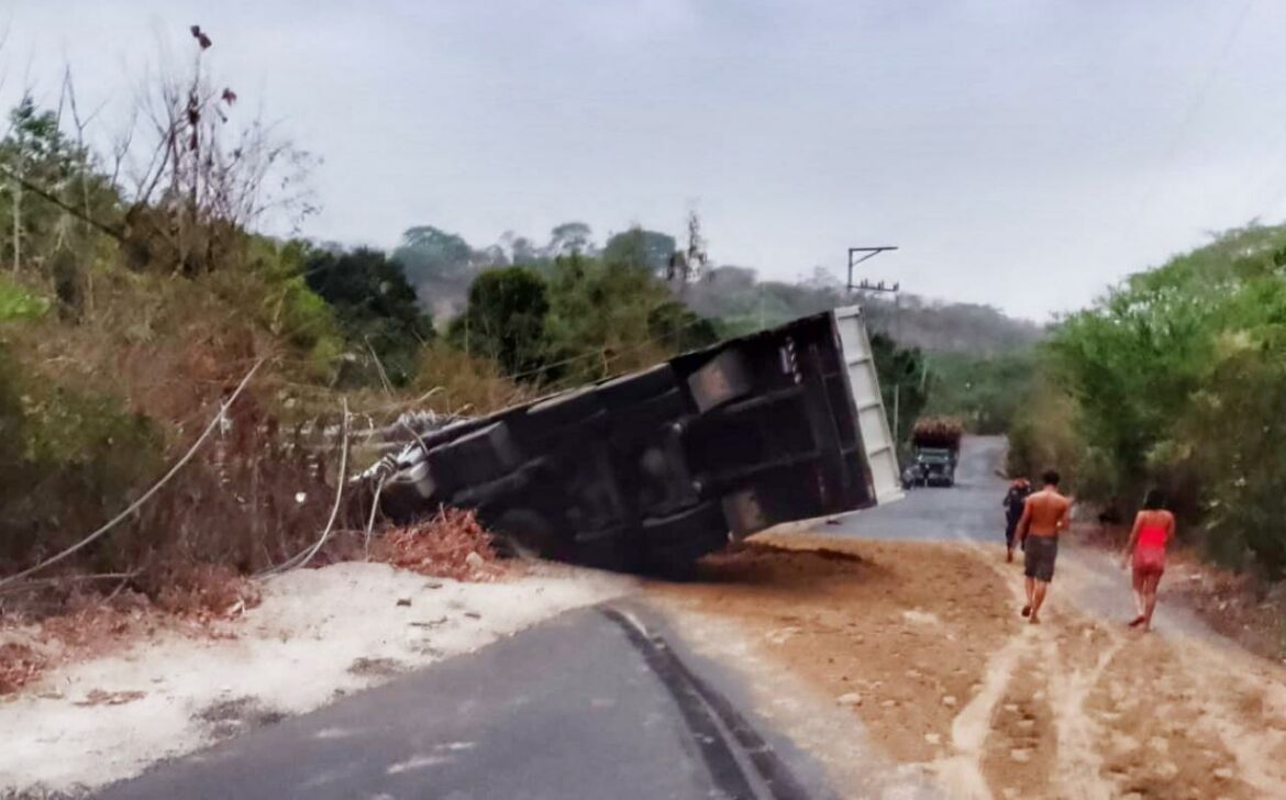 Camión arenero volcó y cayó en una barranca en la carretera hacia Tacachico