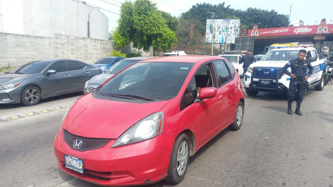 Hallan a hombre sin vida al interior de su vehículo en Santa Tecla