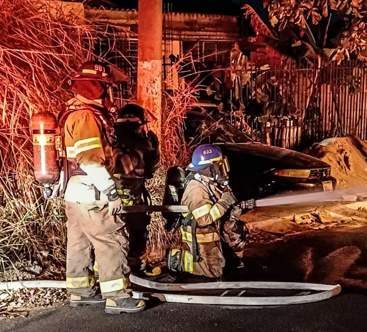 Bomberos atendió incendio en vehículo en Ayutuxtepeque