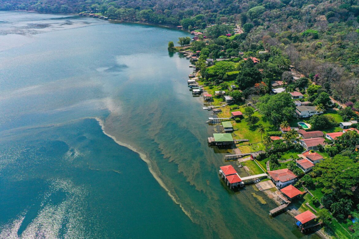 MARN decreta «Estado de Emergencia Ambiental» en el lago de Coatepeque
