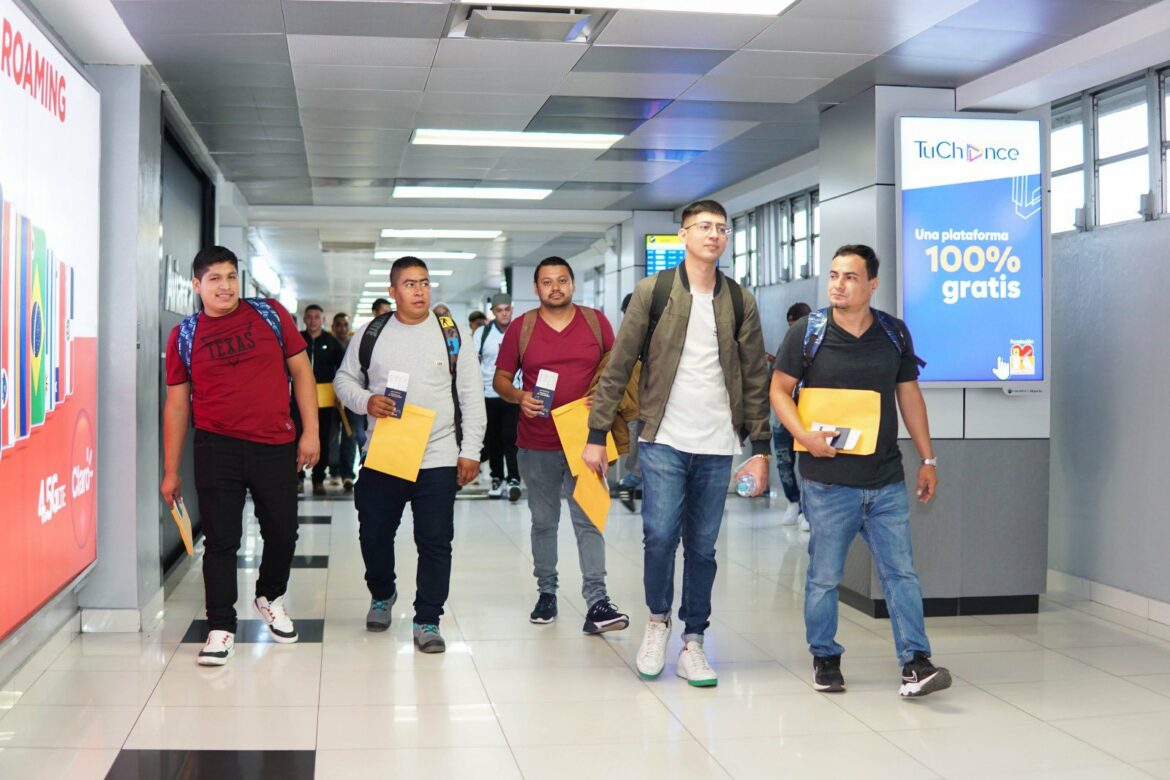 Ministro Castro confirma que esta semana parte nuevo contingente de trabajadores salvadoreño hacia Canadá