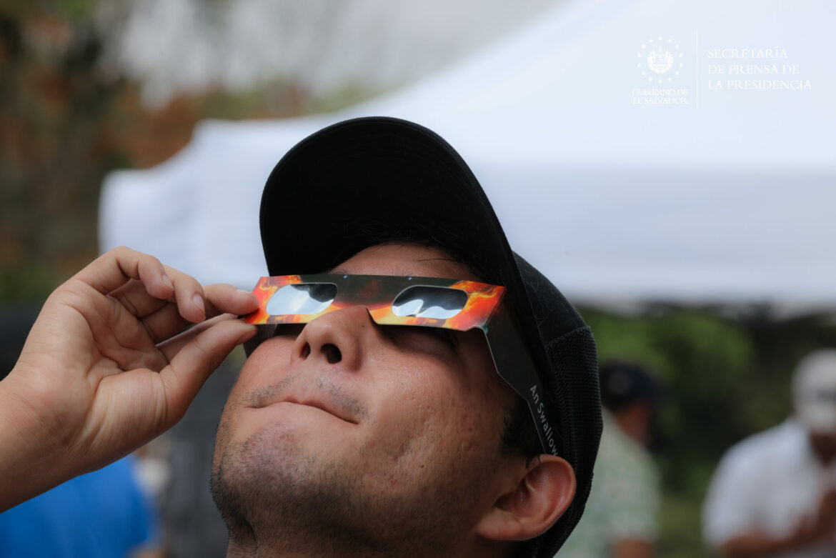 Los salvadoreños llegaron a plazas públicas y observatorios para apreciar el eclipse