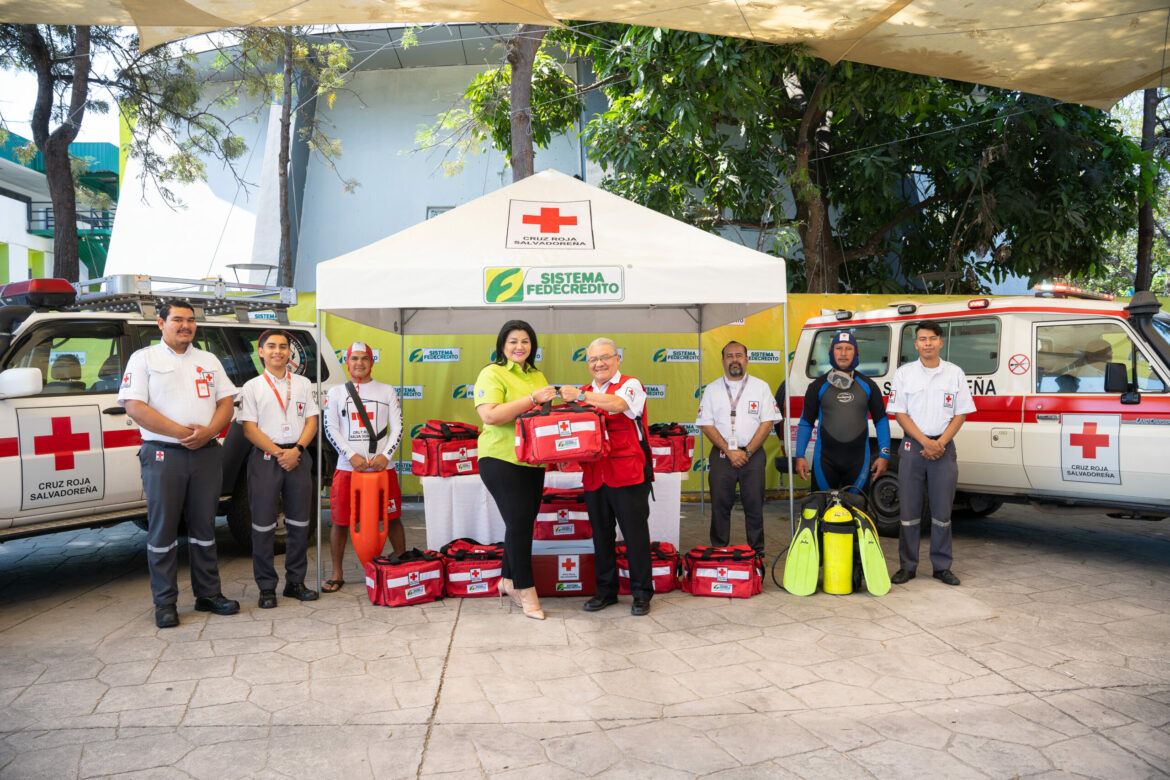 SISTEMA FEDECRÉDITO entrega donativo a Cruz Roja Salvadoreña para los planes de contingencia de 2024