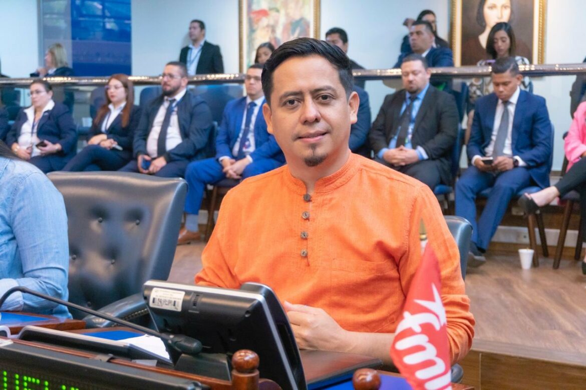 Jefe de fracción del FMLN respalda la propuesta de eliminar comisiones legislativas