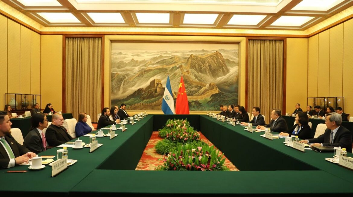 Ulloa sostiene reunión con su par en Beijing quien reconoció el liderazgo del Pdte. Bukele