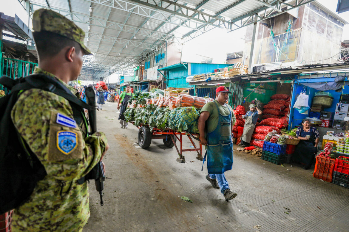 Policías y militares realizan operativo en el mercado La Tiendona