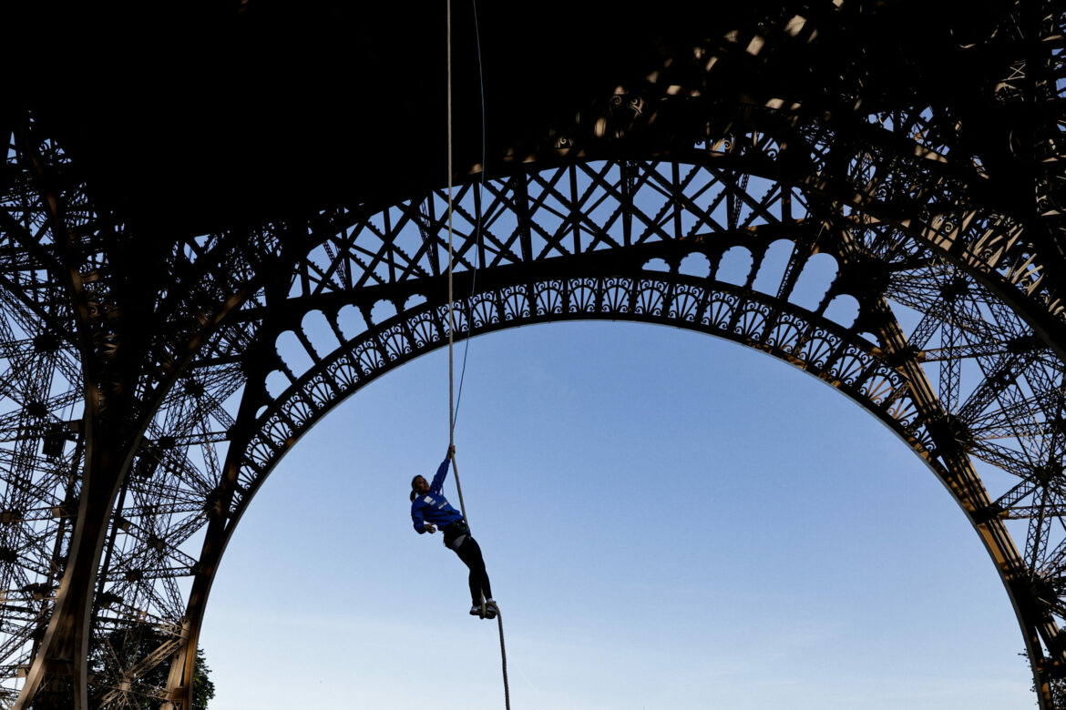 Una francesa sube 110m de la Torre Eiffel a pulso con una cuerda, nuevo récord mundial