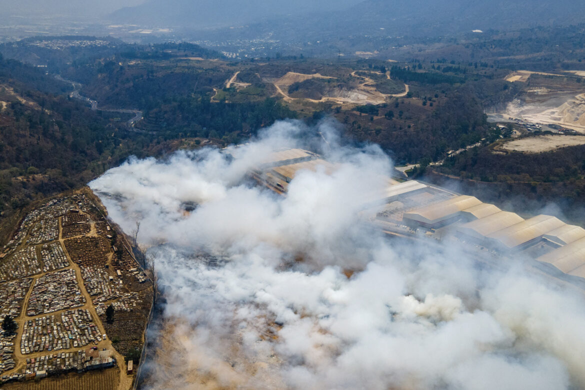 Guatemala decreta estado de calamidad por incendios de bosques y vertedero